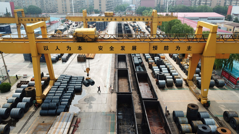 Photo prise le 11 mai 2022 d'employés travaillant à la gare ferroviaire Sud de Jinan