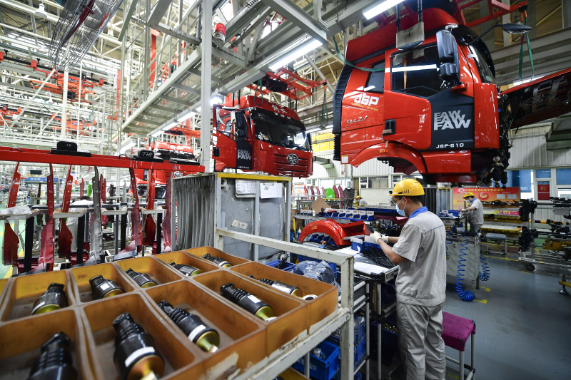 Des ouvriers travaillent sur une ligne de montage de camions FAW Jiefang à Changchun