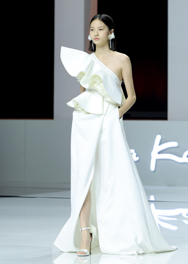 Un mannequin présente une création au défilé de clôture de la Semaine de la mode de Chine printemps/été 2023
