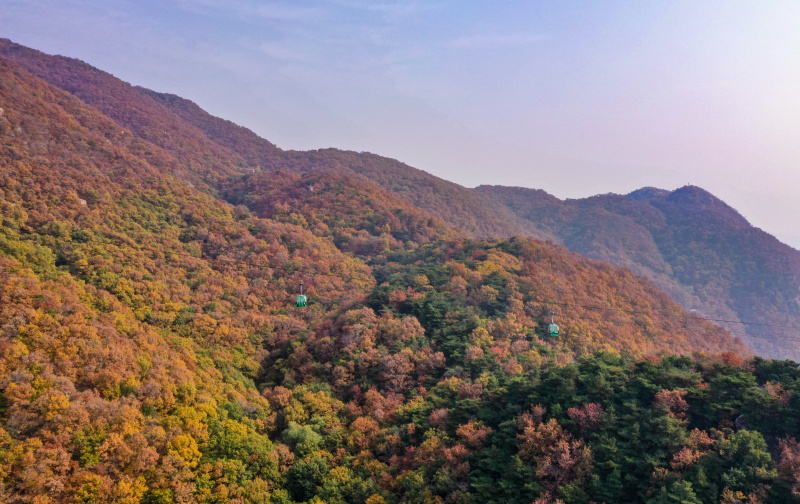 Photo aérienne prise le 25 octobre 2022 du paysage du site touristique de la montagne Panshan