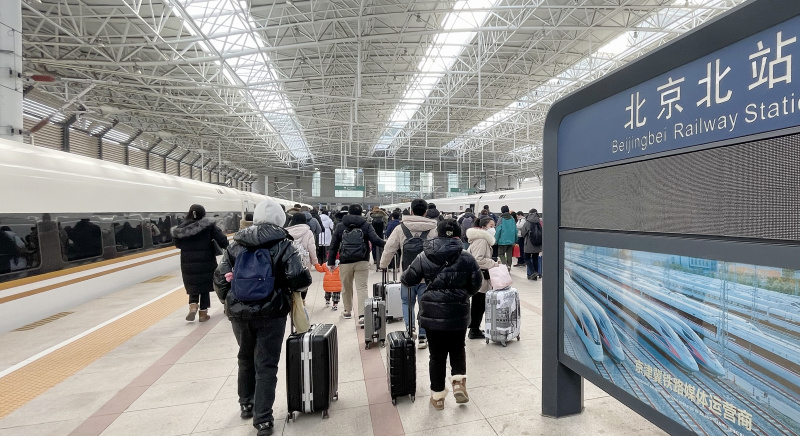 Des passagers arrivent à la gare du Nord de Beijing