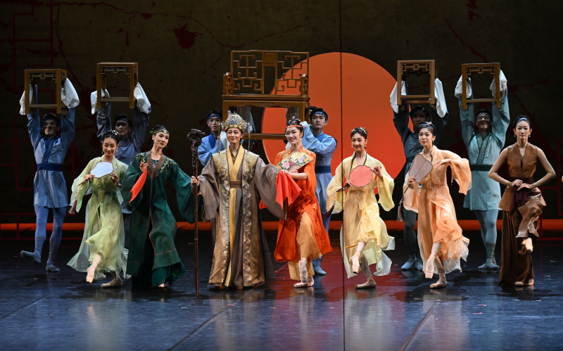 Des danseurs du Ballet national de Chine lors d'une représentation du ballet Le Rêve dans le pavillon rouge au Théâtre Tianqiao de Beijing