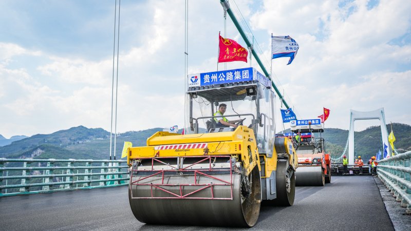 Photo aérienne prise le 3 avril 2023 du chantier de construction du Pont Jinfeng sur la rivière Wujiang
