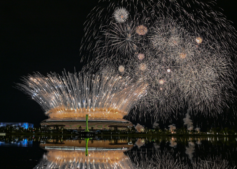 Des feux d'artifice lors de la cérémonie d'ouverture de la 31e édition estivale des Jeux mondiaux universitaires de la FISU