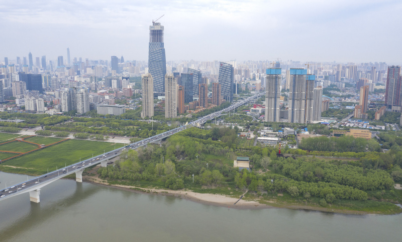 Des véhicules traversent le Deuxième Pont du fleuve Yangtsé à Wuhan