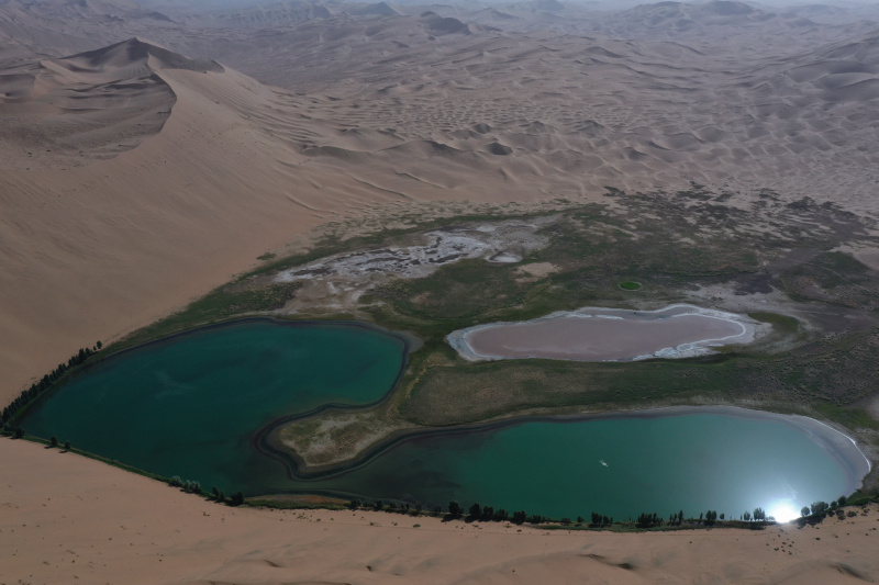 Photo aérienne prise le 30 mai 2020 d'un lac dans le désert de Badain Jaran