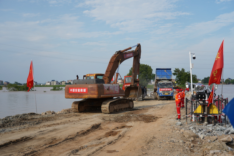 Le chantier d'une digue brisée au bourg de Poyang dans le district de Poyang