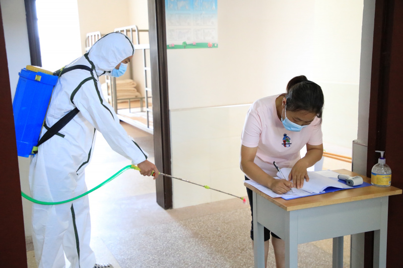 Une photo illustrant le travail de désinfection au sein d'une école primaire à Yuqing