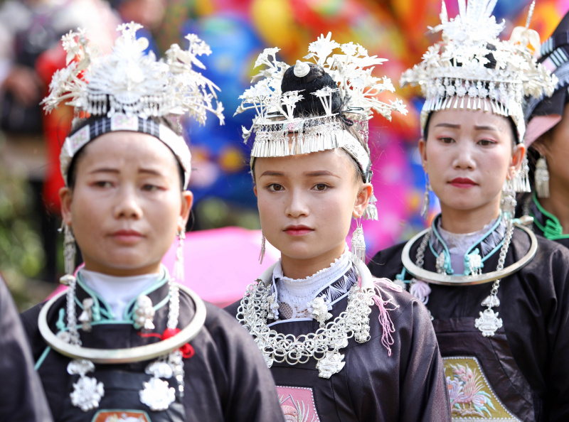 Des femmes locales participent à la fête traditionnelle de Chixin pour célébrer la récolte dans le village de Wuwan du district de Danzhai