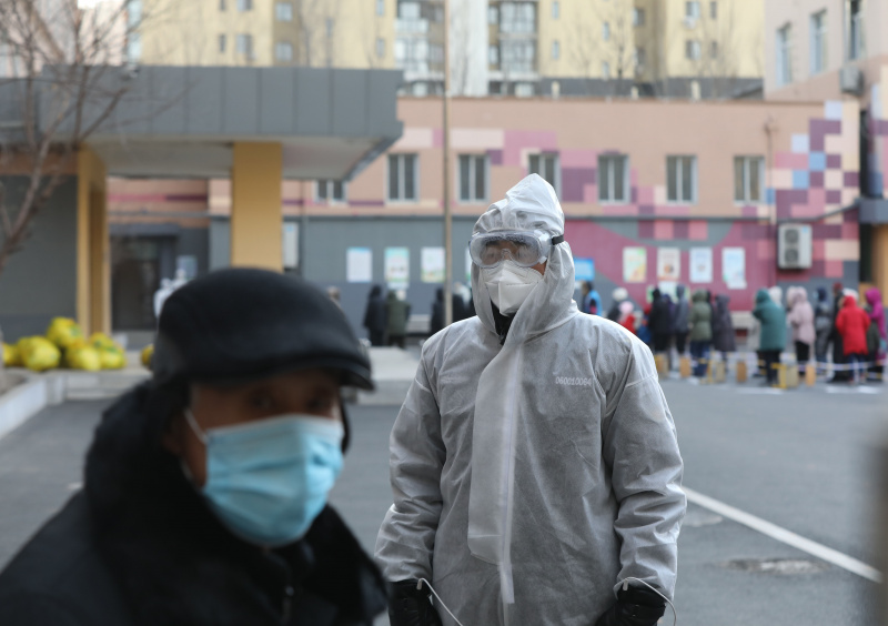 Un employé travaille sur un site de tests d'acide nucléique dans l'arrondissement de Heping à Shenyang
