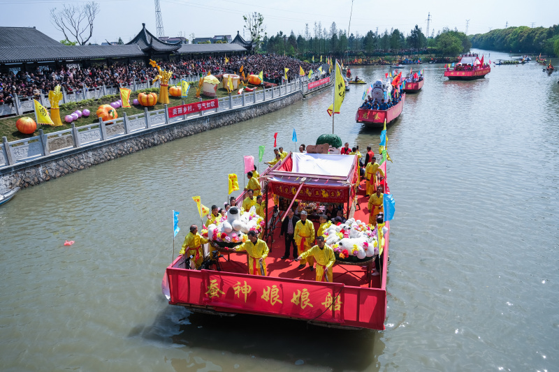 Une procession festive en bateau en l'honneur de Canshen