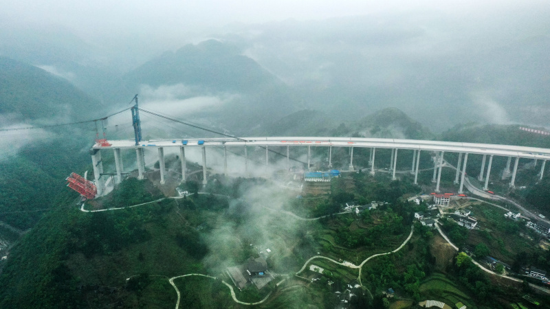 Aperçu du chantier du grand pont de Dafaqu de l'autoroute Renhuai-Zunyi dans la province chinoise du Guizhou (sud-ouest)