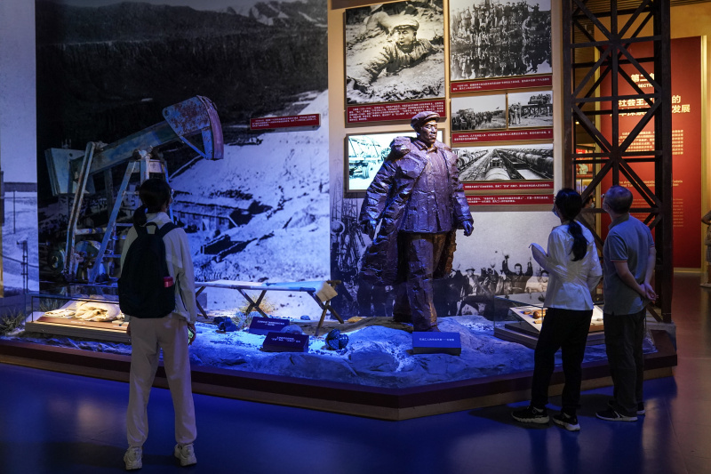Des gens visitent le musée du Parti communiste chinois (PCC) à Beijing
