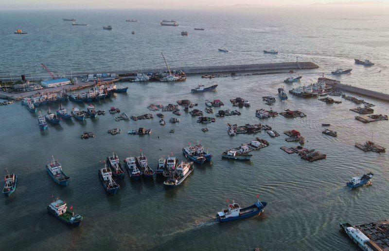 Photo aérienne de bateaux de pêche dans un port à Putian