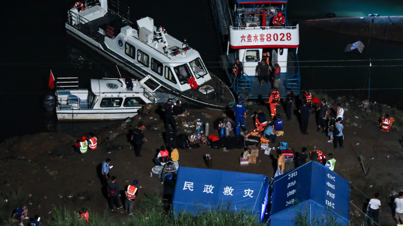 Des sauveteurs interviennent sur le site où un bateau de passagers a chaviré dans le bourg de Zangke à Liupanshui