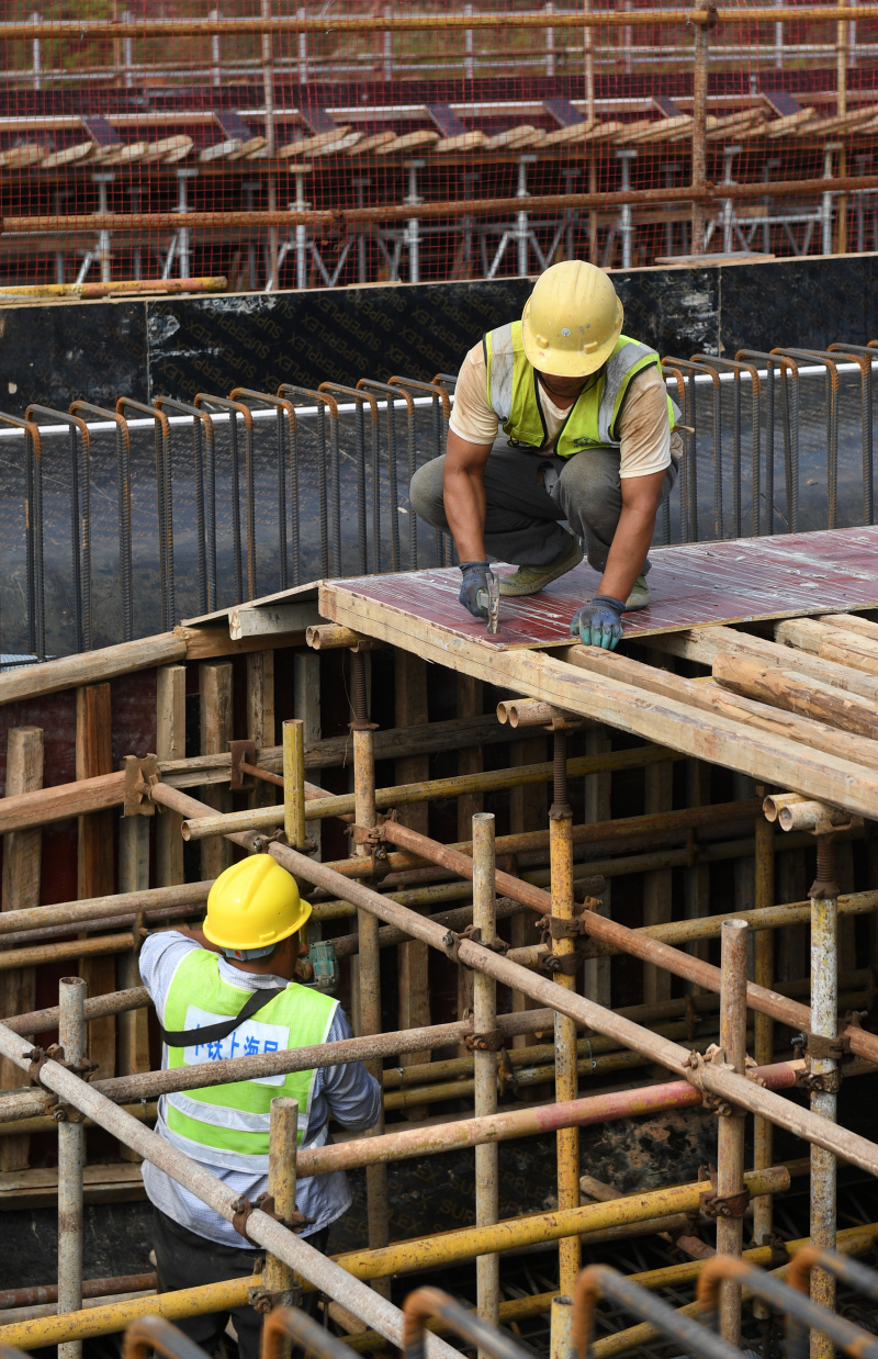 Des ouvriers sur le chantier de la gare du Nord à Nanning