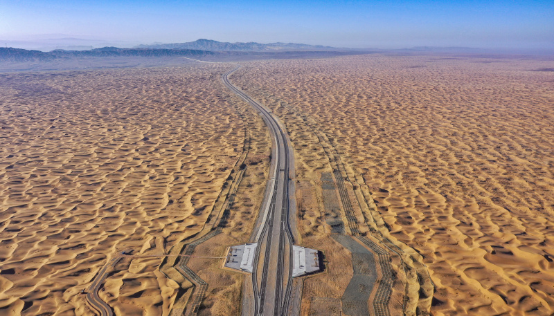 Photo aérienne de la section Qingtongxia-Zhongwei de l'autoroute reliant Wuhai à Maqin