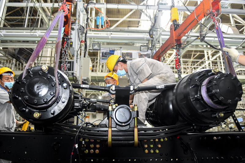 Des ouvriers travaillent sur une ligne de montage de camions FAW Jiefang à Changchun