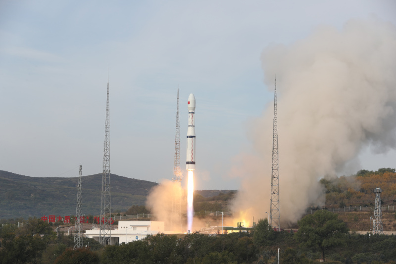 Une fusée porteuse Longue Marche-6 transportant trois satellites décolle depuis le centre de lancement de satellites de Taiyuan
