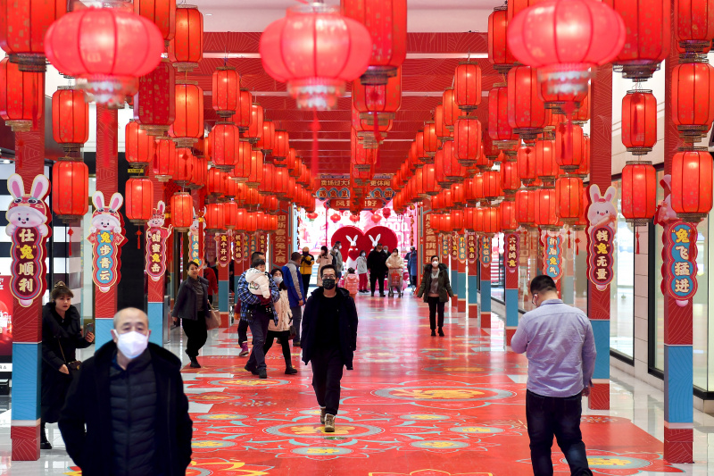 Des gens font des achats dans un centre commercial à Changchun