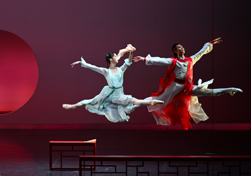 Des danseurs du Ballet national de Chine lors d'une représentation du ballet Le Rêve dans le pavillon rouge au Théâtre Tianqiao de Beijing
