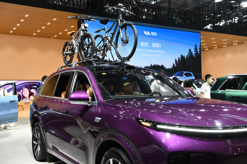 Des gens visitent le 27e Salon automobile international de la Grande Baie Guangdong-Hong Kong-Macao à Shenzhen