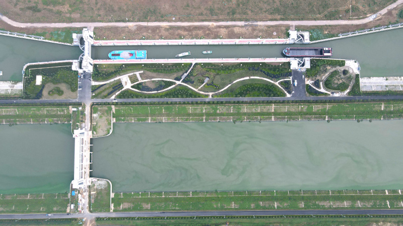 Photo aérienne de navires faisant la queue pour passer l'écluse de Paihekou d'un mégaprojet de détournement d'eau dans la province chinoise de l'Anhui (est)