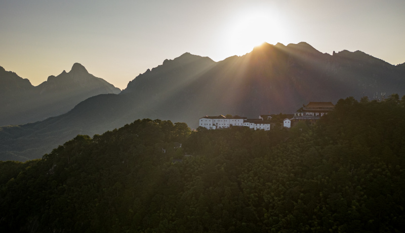 Photo aérienne du paysage du mont Jiuhua au lever du soleil