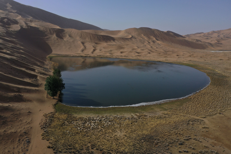 Photo aérienne prise le 30 mai 2020 d'un lac dans le désert de Badain Jaran