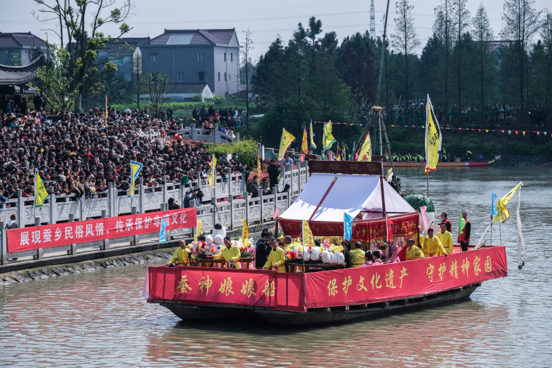 Une procession festive en bateau en l'honneur de Canshen