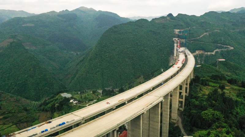 Aperçu du chantier du grand pont de Dafaqu de l'autoroute Renhuai-Zunyi dans la province chinoise du Guizhou (sud-ouest)