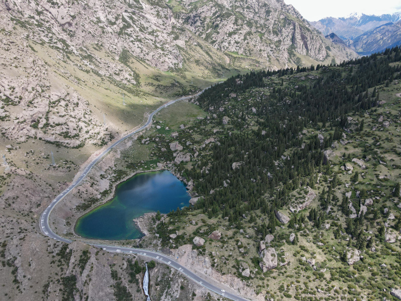 Photo aérienne du paysage le long de l'autoroute Duku dans la région autonome ouïgoure du Xinjiang