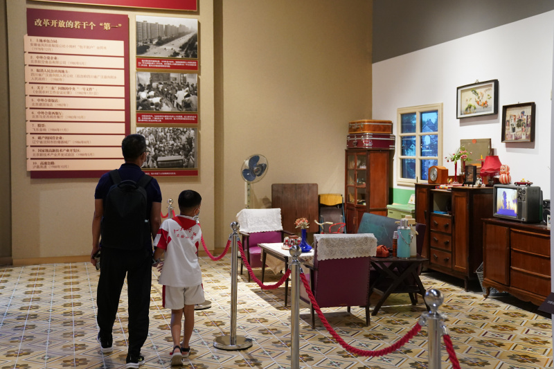 Des gens visitent le musée du Parti communiste chinois (PCC) à Beijing