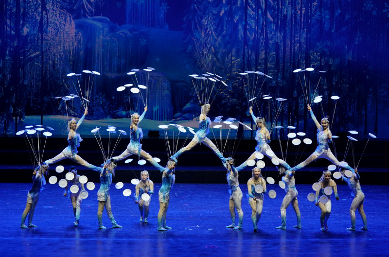 Spectacle d'acrobatie lors la cérémonie d'ouverture du 18e Festival international du cirque de Chine de Wuqiao à Shijiazhuang