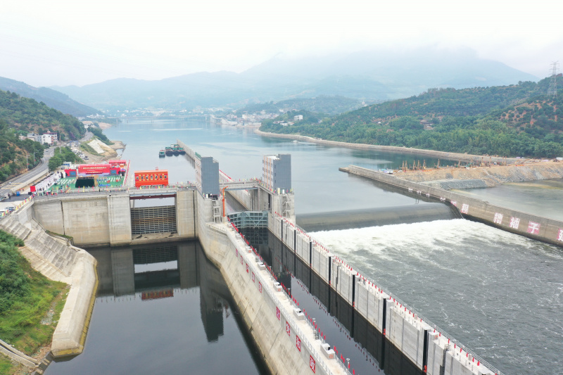 Photo aérienne prise le 28 octobre 2021 montrant une porte d'eau sur la rivière Minjiang