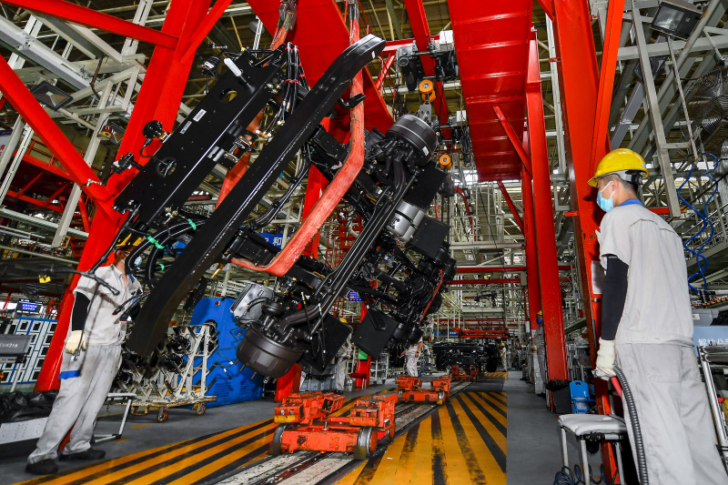 Des ouvriers travaillent sur une ligne de montage de camions FAW Jiefang à Changchun
