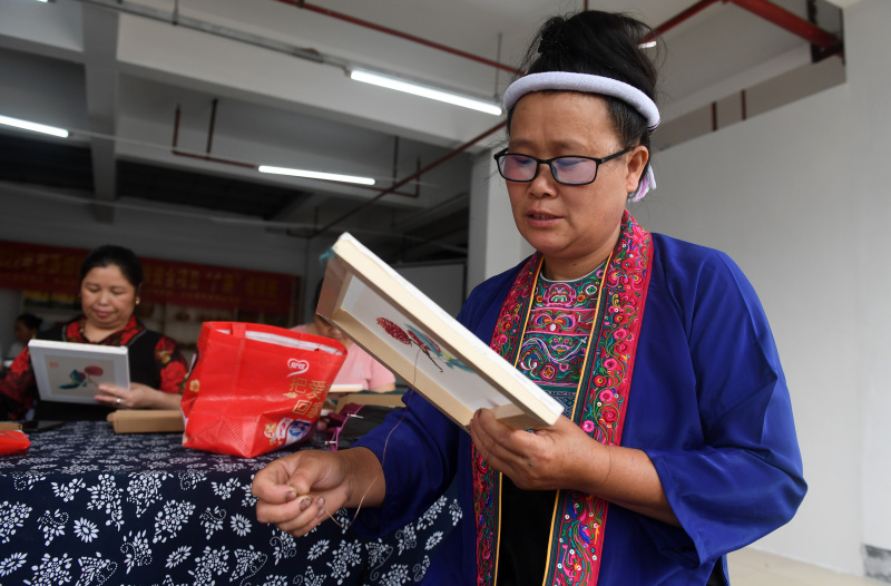 Des femmes apprennent la broderie lors d'un cours de formation à Guyi