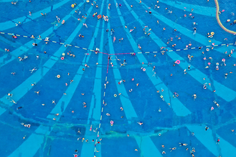 Des touristes dans une piscine