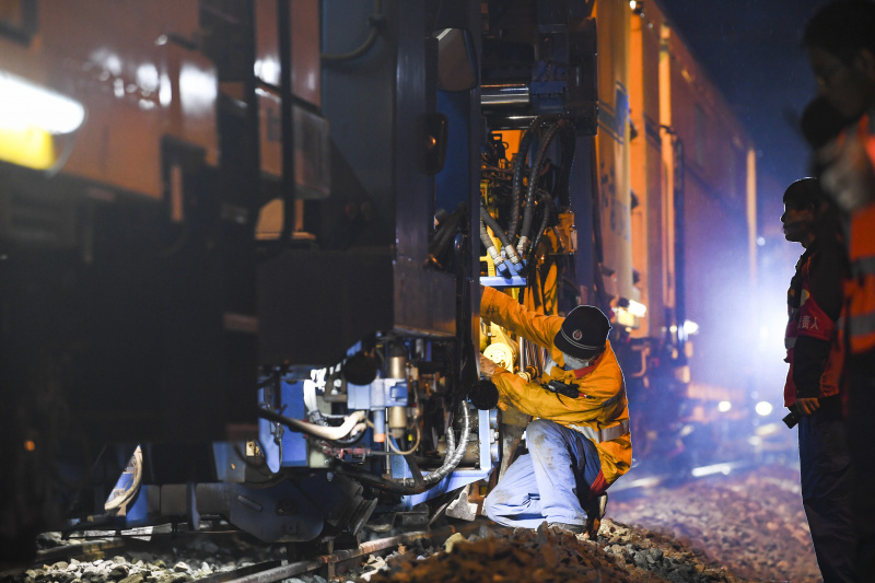 Des membres du personnel travaillent sur le chantier du projet d'extension de la gare de Shazi à Chongqing (sud-ouest)
