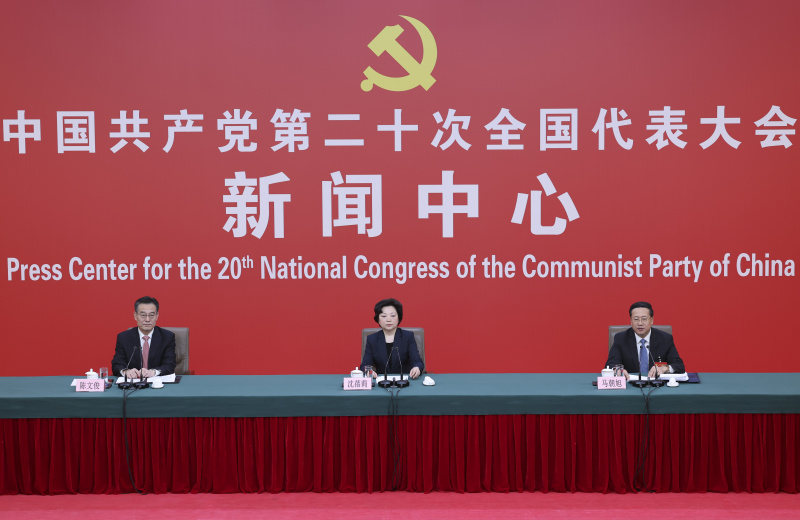 Des journalistes assistent à une conférence de presse par liaison vidéo à Beijing