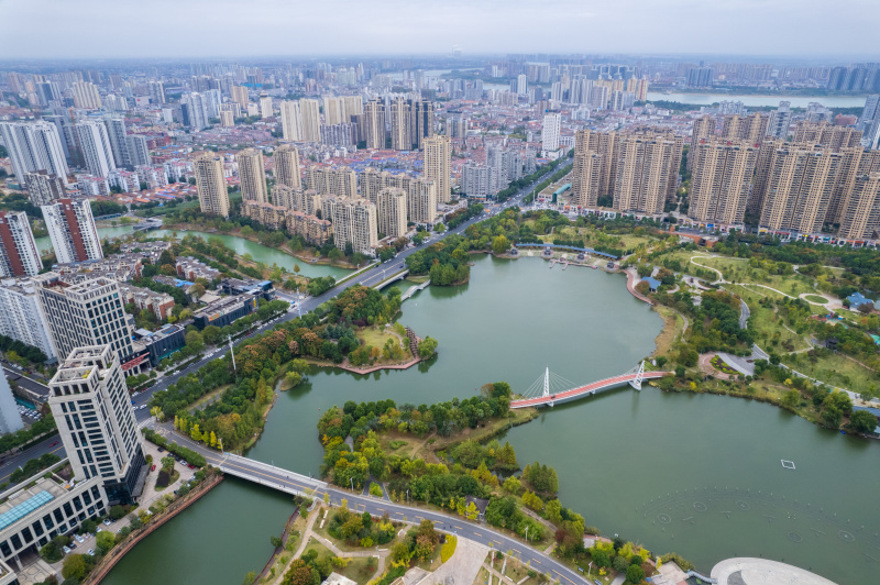 Photo aérienne prise le 12 novembre 2022 montrant une vue du parc culturel Baimahu et de ses environs à Changde