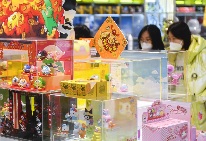 Des gens font des achats dans un centre commercial à Changchun