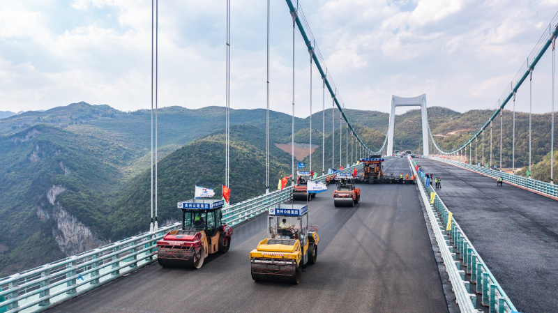 Photo aérienne prise le 3 avril 2023 du chantier de construction du Pont Jinfeng sur la rivière Wujiang