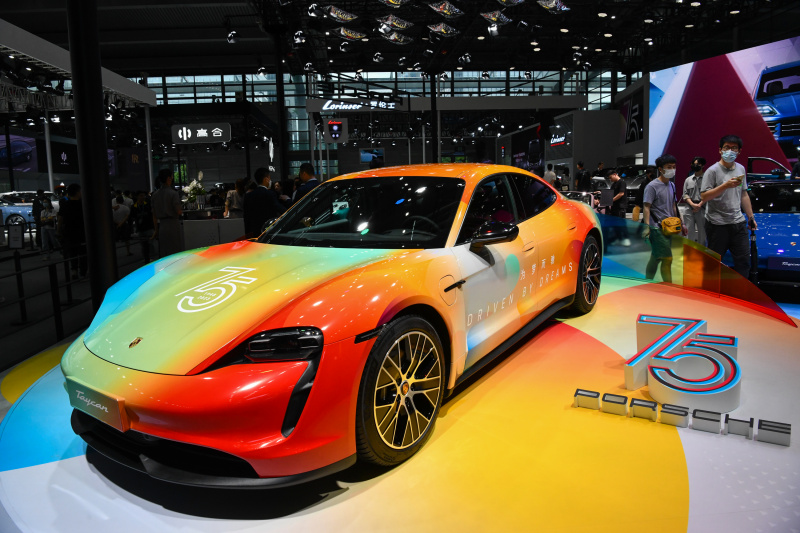 Des gens visitent le 27e Salon automobile international de la Grande Baie Guangdong-Hong Kong-Macao à Shenzhen