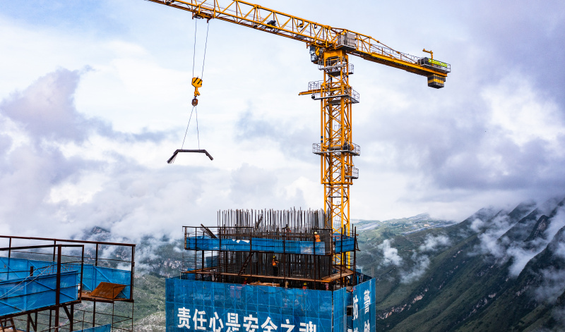 Photo aérienne prise le 2 août 2023 du chantier du pont du canyon de Huajiang dans la province chinoise du Guizhou (sud-ouest)