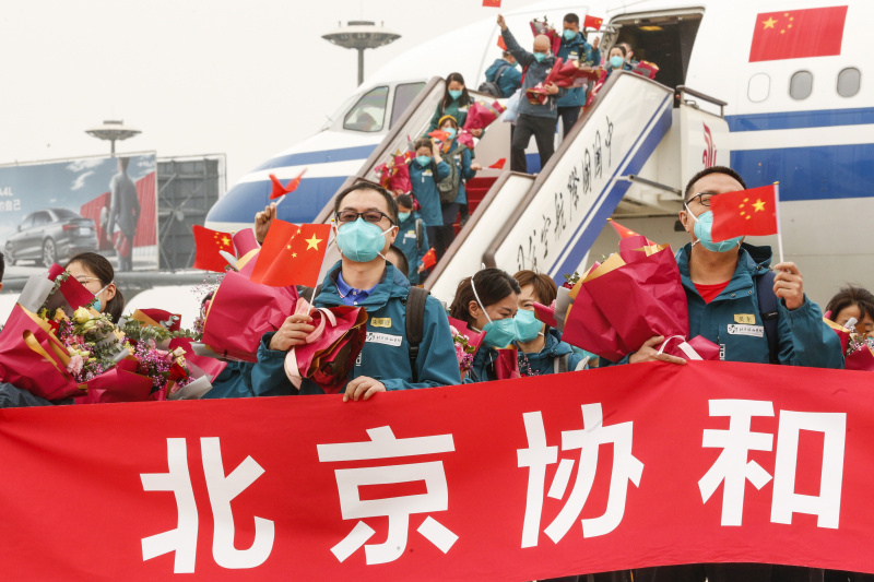 Des membres de l'équipe d'assistance médicale de l'Hôpital de l'Ecole de médecine de l'Union de Beijing arrivent à l'Aéroport international de la capitale de Beijing