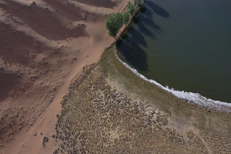 Photo aérienne prise le 30 mai 2020 d'un lac dans le désert de Badain Jaran