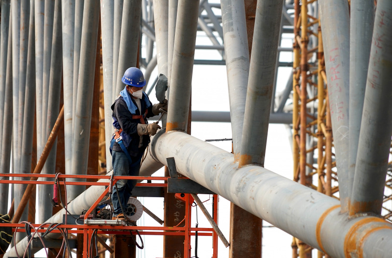 Un ouvrier travaille sur le chantier de la Gare ferroviaire du sud de Zhengzhou