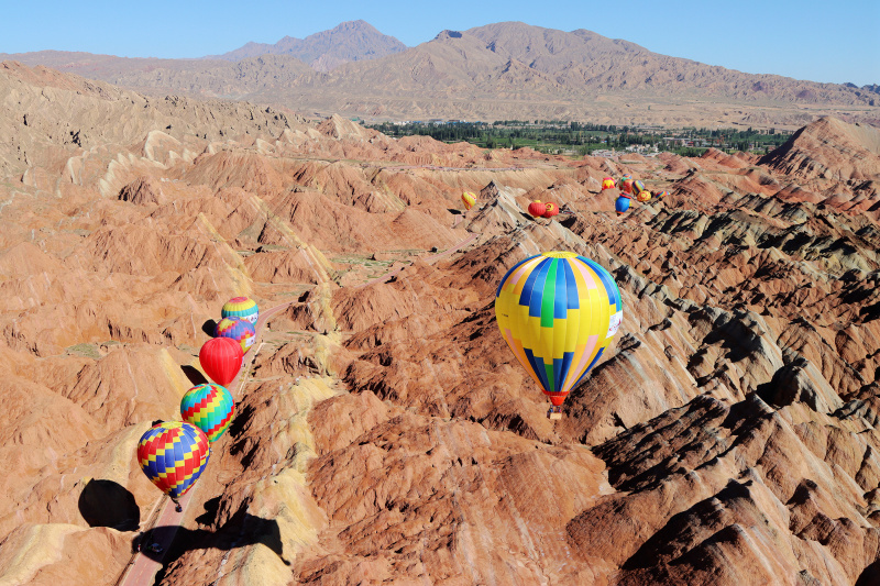 Des montgolfières dans le parc géologique national de Danxia