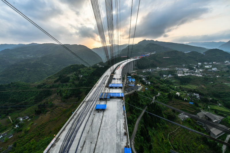 Aperçu du chantier du grand pont de Dafaqu de l'autoroute Renhuai-Zunyi dans la province chinoise du Guizhou (sud-ouest)